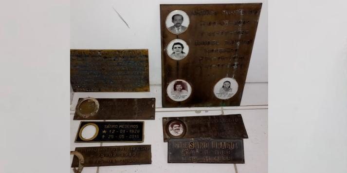 As placas de bronze foram apreendidas e o homem detido por furto Furto em cemitério - Divulgação Polícia Civil