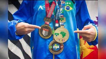 Thalita Rodrigues é convocada para representar a Seleção Brasileira de Karatê no Pan-Americano 2023  Menina mostrando várias medalhas de karatê em seu pescoço. - Divulgação/ Prefeitura de São Vicente