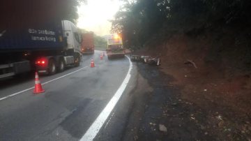 Devido a queda da carga, que é considerada perigosa para a saúde humana, além de ser inflamável, houve a interdição completa do trecho - Policia Rodoviária