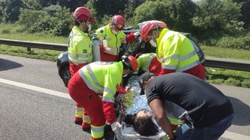 Mulher dá a luz dentro de veiculo em plena rodovia dos Imigrantes  Mulher sendo levada ao hospital em helicóptero. - Polícia Militar