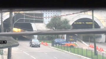 Crime aconteceu por volta das 6h30, quando as câmeras do sistema de monitoramento visualizaram a dupla no túnel. Uma equipe da GCM foi acionada e rapidamente foi ao local, conseguindo deter as criminosas Duas mulheres são detidas por furtarem fios em túnel - Foto: Prefeitura de Santos