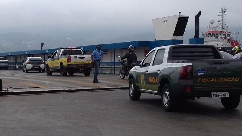 Equipes da força-tarefa embarcando na balsa São Sebastião/Ilhabela - Reprodução