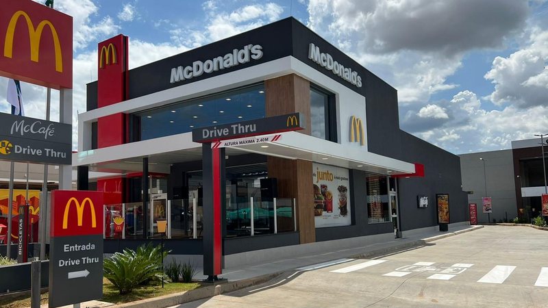 Loja da rede no interior paulista McDonald's é condenado a pagar R$ 2 milhões por contratar adolescentes como chapeiros Loja do McDonald's - Imagem: Divulgação / Arcos Dourados