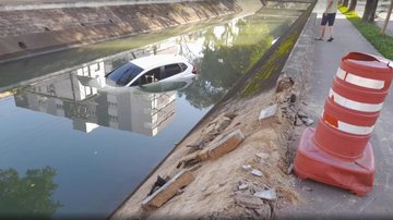 Carro foi parar em canal de Santos após motorista perder o controle Carro desgovernado cai em canal em Santos Carro submerso em canal - Imagem: Reprodução