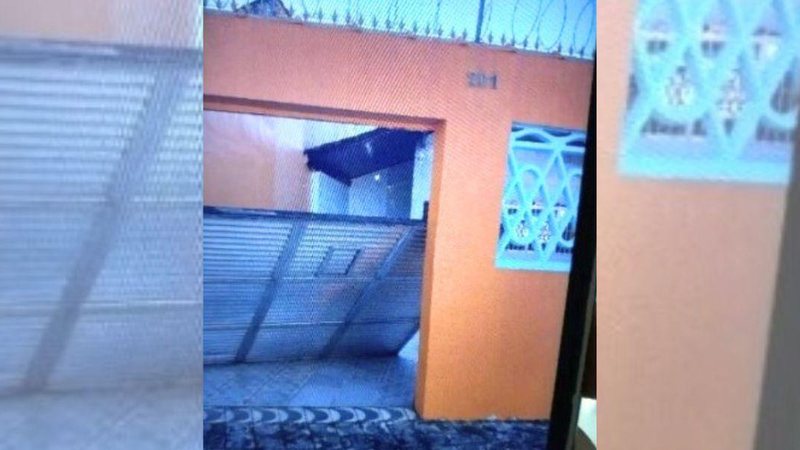 Olha só o tamanho do portão que quase levaram no bairro Cidade Ocian, em Praia Grande Furto de portão para troca por drogas é frustrado em Praia Grande Imagem da fachada da casa com o portão de alumínio caído - Reprodução/45º Batalhão de Polícia Militar de Praia Grande