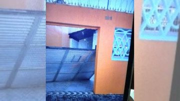 Olha só o tamanho do portão que quase levaram no bairro Cidade Ocian, em Praia Grande Furto de portão para troca por drogas é frustrado em Praia Grande Imagem da fachada da casa com o portão de alumínio caído - Reprodução/45º Batalhão de Polícia Militar de Praia Grande