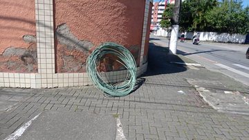 Três meliantes foram presos pela GCM de Guarujá e um foi preso pela Polícia Militar Bando rouba mais de 100 metros de fios de dentro de caminhão de concessionária de energia Rolo de fios elétricos em calçada de Guarujá - Divulgação/Prefeitura de Guarujá