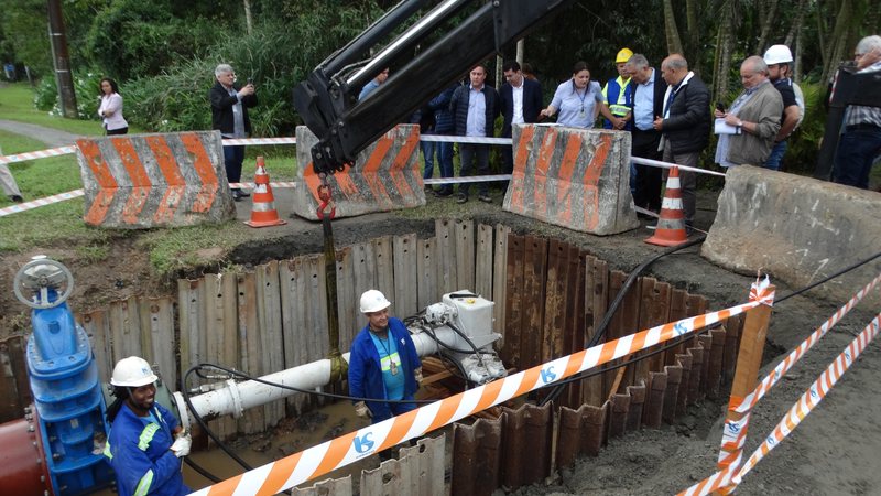 A previsão é que os trabalhos sejam concluídos no início do segundo semestre deste ano Obras da Sabesp vão reforçar o abastecimento de água em Guarujá e Vicente de Carvalho Obras da Sabesp na Área Continental de Santos - Sabesp