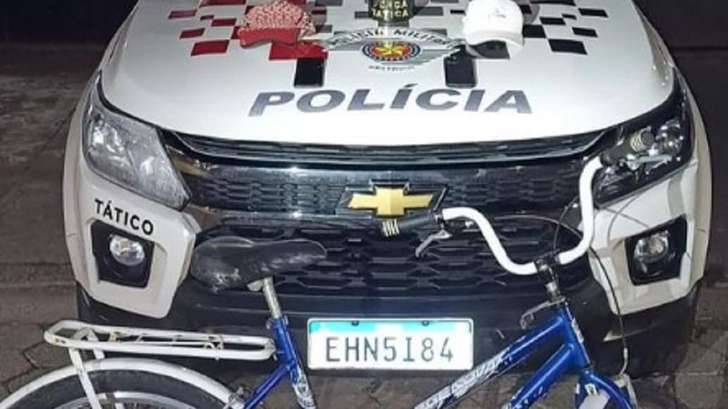 Dinheiro, bicicleta e celular roubados por trio de adolescentes em Caraguatatuba Trio é apreendido após roubar dinheiro, bicicleta e celular em Caraguatatuba - Foto: Polícia Militar
