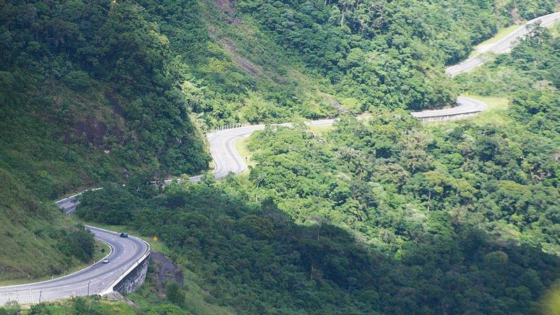 Rodovia Mogi-Bertioga capa - Governo de SP avalia implementar pedágio na Mogi-Bertioga Trecho de serra em rodovia sinuosa - Imagem: Reprodução / Arquivo / O Diário