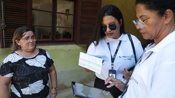 Assim como na primeira fase, a nova pesquisa seguirá contemplando apenas as famílias que residiam em Vila Sahy e Baleia Verde no dia 19 de fevereiro de 2023  Duas mulheres fazendo a pesquisa do Projeto Recomeço com uma moradora. - Divulgação