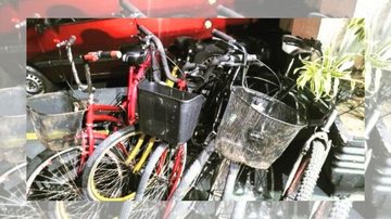 Ale´m das bicicletas, menores furtaram capacetes Três menores são apreendidos após furto de bicicletas em condomínio de Praia Grande Bicicletas recuperadas pela polícia em Praia Grande - Reprodução/45º Batalhão de Polícia Militar de Praia Grande