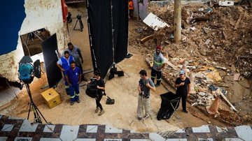 Filmagem em região devastada em São Sebastião Filme publicitário sobre tragédia em São Sebastião arrecada fundos para as vítimas Filmagem no meio de escombros - Imagem: Divulgação / Ultravioleta Filmes