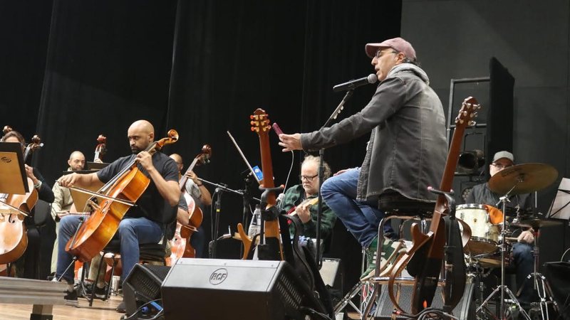 A apresentação será gratuita e aberta ao público  Cantor Zeca Baleiro e Orquestra Sinfônica Municipal de Santos - Por Raimundo Rosa