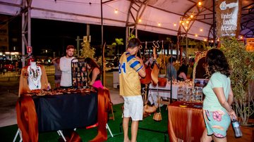 Este ano, o evento será realizado na Praça Diógenes Ribeiro de Lima Vem aí o 2º Festival Saberes e Sabores Caiçaras de Caraguatatuba Pessoas passeando pelo Festival na edicção de 2022 - Prefeitura de Caraguatatuba