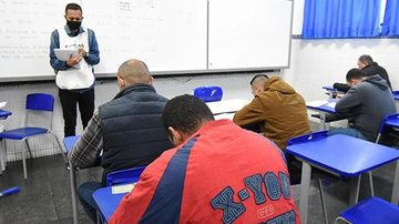 Portões abrem às 8h e fecham pontualmente às 8h30 Provas de concurso público de Praia Grande acontecem domingo (23) Candidatos fazendo prova de concurso público em Praia Grande - Prefeitura de Praia Grande