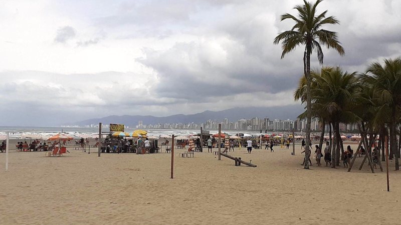 Temperaturas mais baixas devem ser registradas somente na segunda quinzena do mês, segundo o Climatempo Veja o que a meteorologia prevê para o mês de maio no litoral de SP Vista da orla de Praia Grande em dia nublado - Esther Zancan