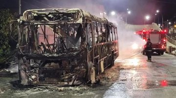 Criminosos roubaram motorista e atearam fogo em ônibus Ônibus é incendiado em São Vicente ônibus queimado - Imagem: Reprodução / praiagrandemilgrau