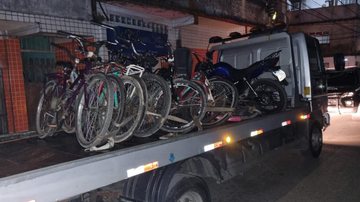 No Baile do Fundão, 23 bicicletas e quatro motos foram apreendidas Operações policiais prendem mais de 30 pessoas em Guarujá Bicicletas e motos apreendidas em cima de caminhão - Divulgação/Prefeitura de Guarujá