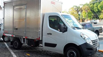 Um dos suspeitos assumiu a direção do caminhão e o trio fugiu com toda a mercadoria Roubo de carga - Reprodução Renault/Imagem Ilustrativa