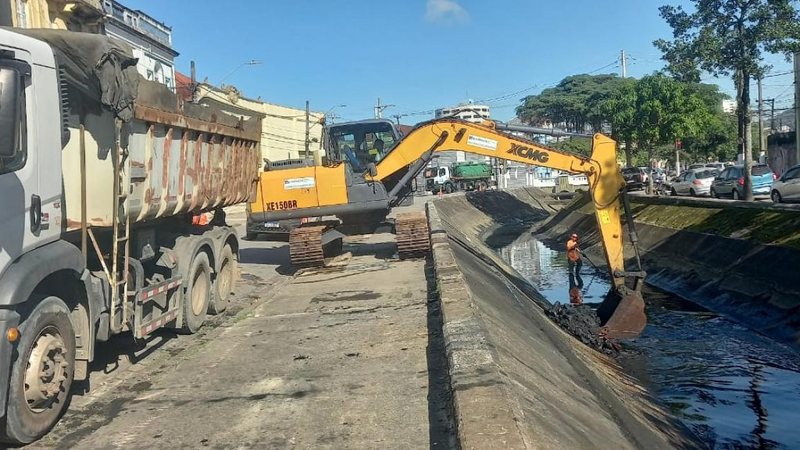 Limpeza busca aumentar área de escoamento do canal, disse prefeitura Operação de limpeza retira mais de 420 toneladas de canal no Centro de Santos Limpeza de canal em Santos - Imagem: Divulgação / Prefeitura de Santos