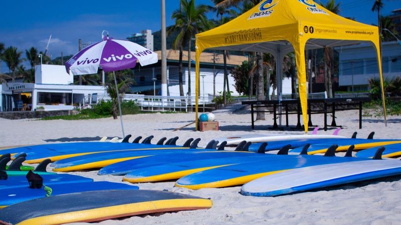 O Projeto Ondas contribui para o desenvolvimento integral de crianças e adolescentes em situação de vulnerabilidade socioeconômica em Guarujá  Tenda do Projeto Ondas na praia - Divulgação