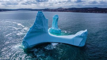 Estranho flagrante aconteceu na costa de Newfoundland, no Canadá Iceberg em formato de órgão sexual ativa modo 5ª série de internautas Iceberg em formato de pênis no Canadá - Facebook/Ken Pretty