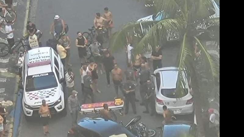 Polícia e bombeiros no local do atropelamento. Com escoriações, suspeitos foram detidos 2 - Vítima de roubo atropela suspeitos em Praia Grande; veja vídeo Rua com aglomeração e viaturas - Imagem: Reprodução / PraiaGrandeMilGrau@Facebook