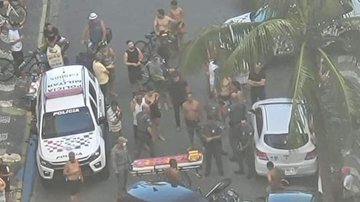 Polícia e bombeiros no local do atropelamento. Com escoriações, suspeitos foram detidos 2 - Vítima de roubo atropela suspeitos em Praia Grande; veja vídeo Rua com aglomeração e viaturas - Imagem: Reprodução / PraiaGrandeMilGrau@Facebook