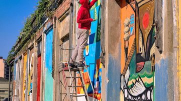Cada artista ficou livre para criar utilizando aspectos da cultura caiçara, o turismo e a relação da cidade com o caf Centro Histórico de Santos vai ganhar mural de arte urbana durante o Festival Santos Café Artista trabalhando em mural de Santos - prefeitura de Santos