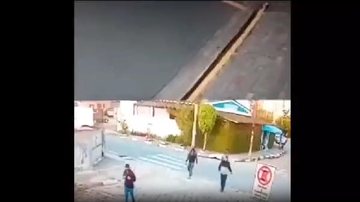 Trio de suspeitos pouco antes do roubo. Câmeras de monitoramento flagraram ação Idoso de 86 anos apanha durante roubo de carro em São Vicente Três homens em rua - Imagem: Reprodução