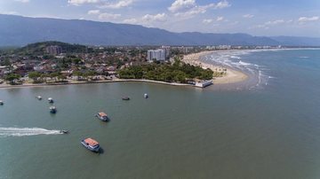 Bertioga, no litoral paulista. Cidade completa 32 com boas avaliações de moradoras Capa - Bertioga completa 32 anos com avanços reconhecidos pela população Vista aérea do mar e da cidade de Bertioga - Imagem: Divulgação / PMB