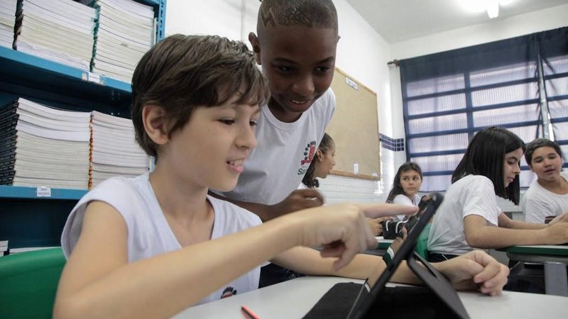 Quase 24 mil alunos da educação básica obrigatória da rede de ensino da cidade iniciaram este ano letivo com acesso a tablets e telas interativas Projeto Santos do Futuro foca na formação de gestores e docentes Alunos da rede municipal de educação de Santo - Isabela Carrari/Prefeitura de Santos