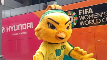 A Periquita Pistola fez sucesso na estreia do Brasil na Copa "Periquita Pistola" é a mascote do Brasil na Copa do Mundo de Futebol Feminino Mascote Periqiuta Pistola na Austrália - Reprodução/Redes Sociais