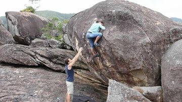 Escalada é uma das opções de ecoturismo possíveis em Ubatuba Prêmio Top Destinos Turísticos: Ubatuba é a campeã na categoria Ecoturismo Casal praticando escalada em uma pedra em Ubatuba - Prefeitura de Ubatuba