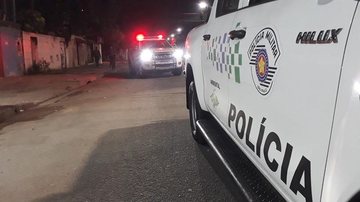 Na abordagem foram localizados um celular, porções de maconha e dinheiro Guarujá: dupla é presa pela PM Ambiental por tráfico de drogas Viaturas da PM Ambiental em Guarujá - Polícia Ambiental