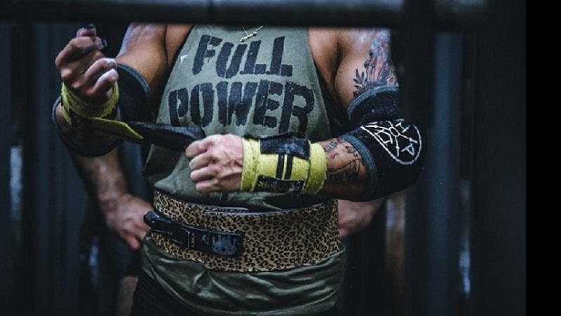 As luvas de MMA foram introduzidas pelo UFC em 1997 para tornar as lutas mais seguras 10 curiosidades sobre o MMA e o UFC Lutador se praparando para colocar as luvas - Unsplash