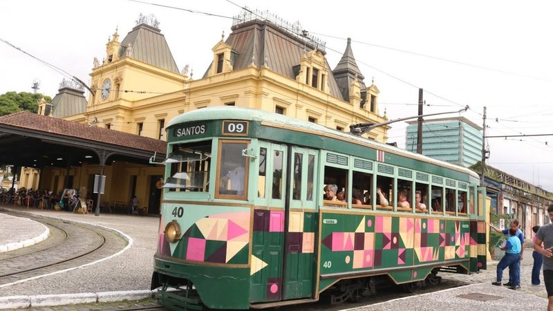 Os ingressos para o passeio de bonde são adquiridos na bilheteria do Museu Pelé Santos: Dia das Mães terá passeio de bonde com desconto de 50% Bonde de Santos saindo da Estação do Valongo - Prefeitura de Santos