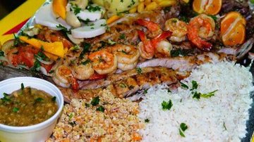 O público poderá degustar pratos tradicionais como a tainha espalmada (aberta) e recheada Caraguatatuba: Festival da Tainha & Pescados Caiçaras acontece de 6 a 9 de julho Prato à base de tainha - Prefeitura de Caraguatatuba