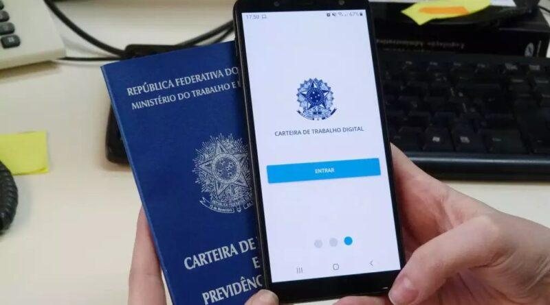O atendimento é sempre de segunda a sexta-feira, das 9h às 17h, de forma presencial nas unidades Área Insular e Área Continental PAT de São Vicente está com mais de 40 vagas de emprego disponíveis Pessoa segurando Carteira de Trabalho física e versão digi - Reprodução