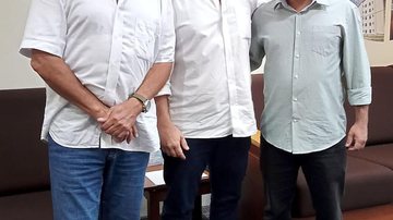 Prefeito Toninho Colucci (à esquerda) se reuniu com o secretário Estadual de Desenvolvimento Urbano e Habitação, Marcelo Branco, para tratar sobre a construção de casas populares em Ilhabela Prefeito Toninho Colucci avança nas negociações com Governo do Es - Foto: Divulgação