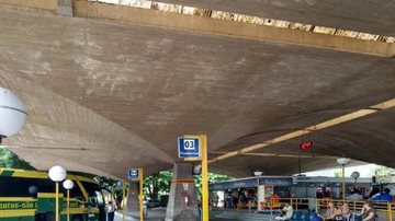 Terminal rodoviário em Guarujá, no litoral de SP Descida de serra mais cara: Artesp autoriza aumento de 18% no preço das passagens intermunicipais ônibus e passageiros em terminal rodoviário - Imagem: Reprodução / Diogo Mondini / Vitruvius