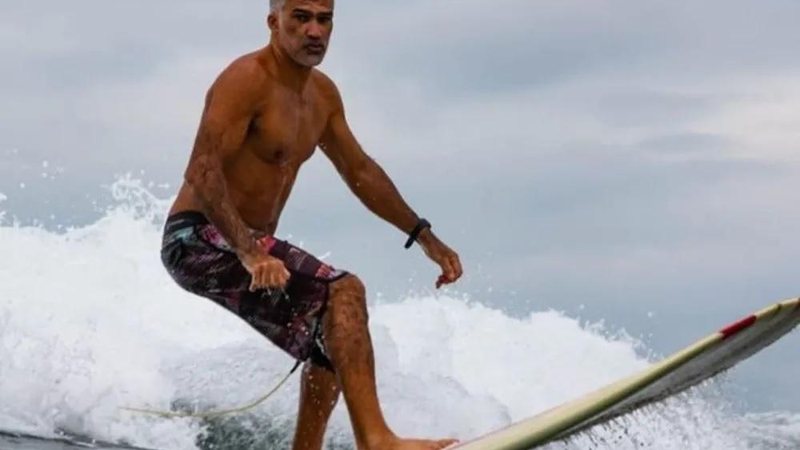 Surfista passou mal e morreu Surfista passa mal e morre afogado em Guarujá Homem de meia idade surfando - Imagem: Reprodução / Wilson Moya@Instagram