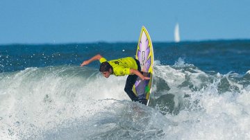 O evento pretende reunir mais de 200 atletas de vários estados do Brasil, divididos entre oito categorias Surf Surfista executando manobra - Divulgação/SPsurf