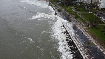 Região da Ponta da Praia deve ser uma das mais atingidas pela ressaca Alerta: Santos tem previsão de ressaca marítima a partir de sexta (14) Mar revolto na Ponta da Praia, em Santos - Carlos Nogueira/Prefeitura de Santos