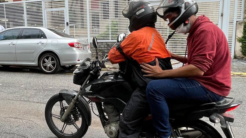 Atividade de moto-táxi não é regulamentada no município e está proibida, podendo ser a motocicleta apreendida e o condutor autuado no valor de R$ 2,5 mil (500 vezes o valor da tarifa do transporte público coletivo), conforme artigo 8º da Lei 1265/06 Prefei - Foto: Prefeitura de Caraguatatuba