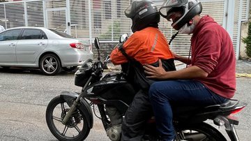 Atividade de moto-táxi não é regulamentada no município e está proibida, podendo ser a motocicleta apreendida e o condutor autuado no valor de R$ 2,5 mil (500 vezes o valor da tarifa do transporte público coletivo), conforme artigo 8º da Lei 1265/06 Prefei - Foto: Prefeitura de Caraguatatuba