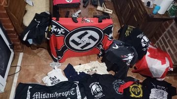 Itens de propaganda neonazista e armamentos apreendidos durante operação Investigação de neonazistas aberta em Santa Catarina chega a Praia Grande, no litoral de SP Itens de propaganda neonazista e armamentos apreendidos durante operação da polícia civil d - Imagem: Divulgação / Polícia Civil de Santa Catarina