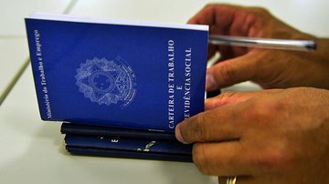 O Balcão de Empregos também presta apoio na elaboração de curriculum vitae Ubatuba: Balcão de Empregos está com vagas disponíveis nesta segunda (10) Carteira de Trabalho física - Marcello Casal Jr/Agência Brasil