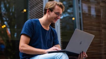 Entre as ferramentas de edição de vídeo, temos o Wondershare Filmora, simples e intuitivo Homem mexendo no computador - Divulgação